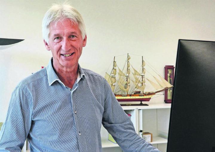Vieles im Büro des Schulleiters hat Adrian Hofer bereits geräumt. Das Modell eines englischen Teeschiffs, das er in einem Laden entdeckt hat und das ihm so sehr gefällt, darf bis zuletzt bleiben. Bild: Chregi Hansen