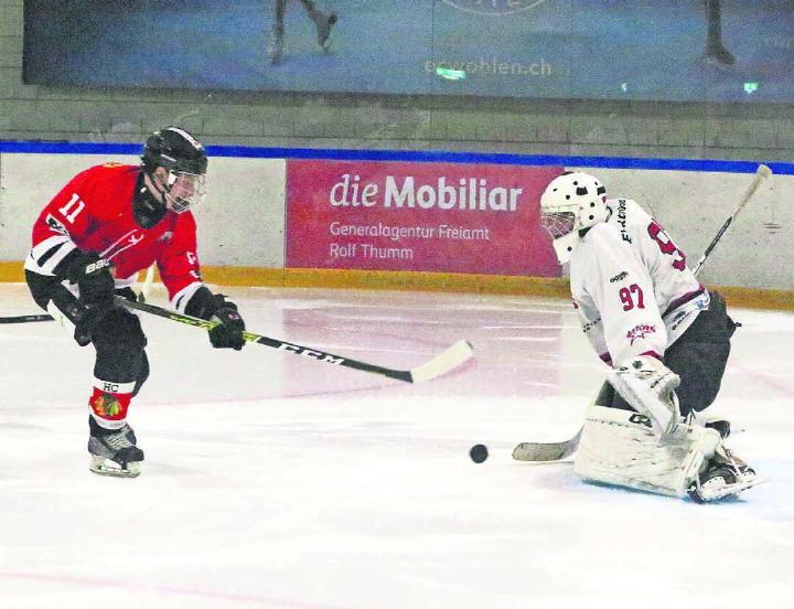Lars Neher (links) scheitert an Gian Andrea Wüst im Goal der Argovia Stars. Mit einem Assist hatte er aber dennoch Anteil am Sieg der Fischbach-Gösliker, die über jeden einzelnen Spieler froh waren. Bild: Josip Lasic
