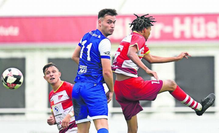 Sinnbildlich für die Kartenflut beim FC Wohlen. Leotrim Nitaj (Mitte) kassierte fünf Verwarnungen in neun Spielen. In der laufenden Saison erhielt er drei Gelbe und eine Gelb-Rote Karte. Bild: waw/Archiv