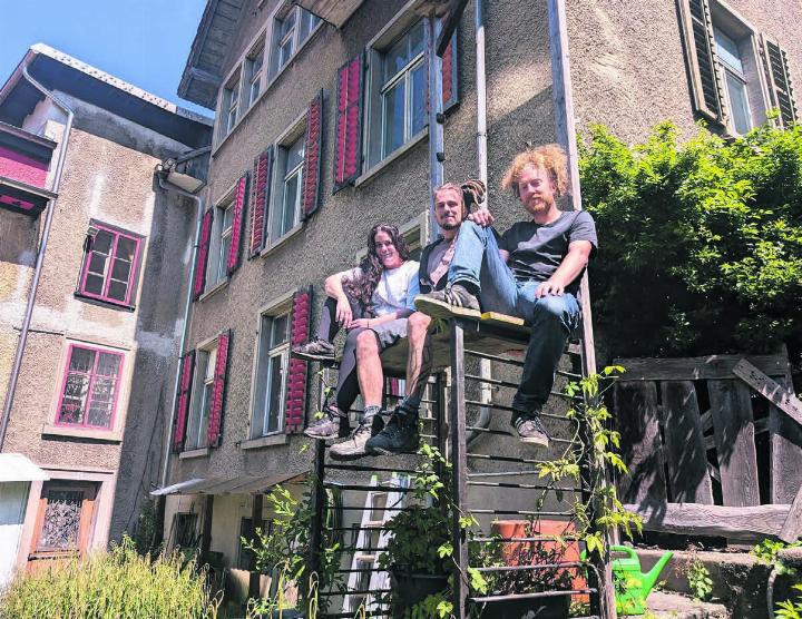 Mel Casutt, Silas Roth und Tobias Estermann (von links) informieren im lauschigen Kuzeb-Garten zur Zukunft ihres Hauses. Die Liegenschaft im Herzen Bremgartens könnte bald erstmals den Kuzeblern gehören – respektive einer Stiftung, die sie zu diesem Zweck ins Leben rufen. 
Bilder: Marco Huwyler