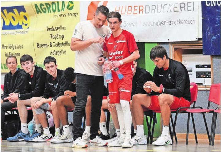 Trainer Björn Navarin (links) gibt Simon Hafner Anweisungen. Die Murianer haben zuletzt taktische Flexibilität bewiesen. Bild: tvm