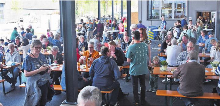 Der Rüebliland Beck wird am Tag der offenen Tür von Interessierten überrannt. Bilder: Monica Rast