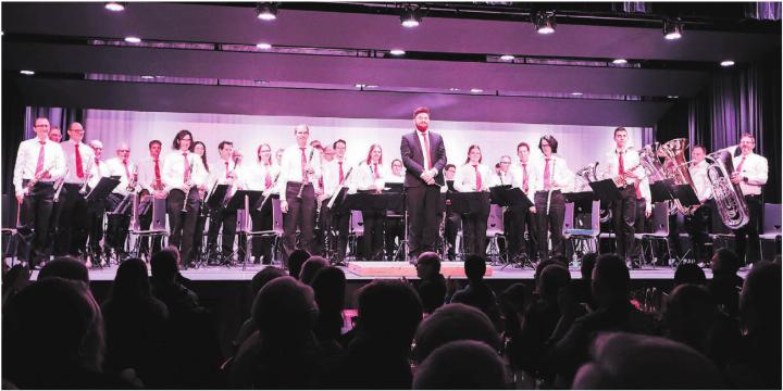 Die Harmonie Musikgesellschaft Sins mit ihrem neuen Dirigenten Huba Cser – eine Kombination, die bestens funktioniert. Bilder: ci