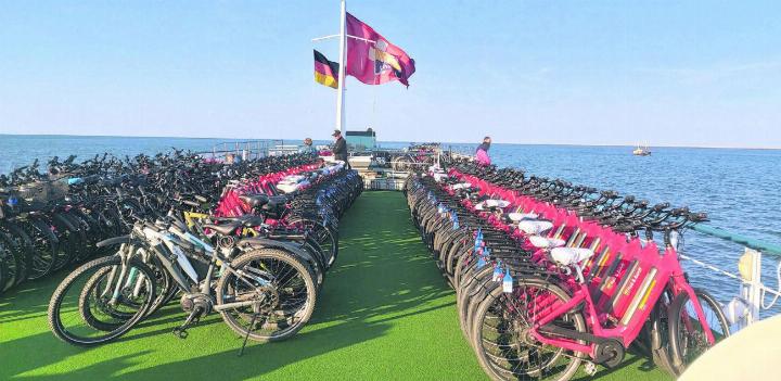 Anton Caspar aus Bremgarten war Ende Juni unterwegs auf besonderer Kreuzfahrt – Velo inklusive. Er schreibt zu diesem Bild: «Mit Rad und Schiff rund ums IJsselmeer in Nordholland.»