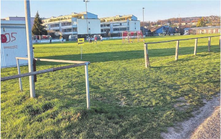 Der Fussballplatz in Dottikon entspricht nicht mehr den Vorgaben des Verbandes. Darum soll der FC Bünz-Maiengrün im benachbarten Hägglingen einen neuen Kunstrasenplatz erhalten, an dem sich Dottikon beteiligt. Bild: gk Der Fussballplatz in Dottikon entspricht nicht mehr den Vorgaben des Verbandes. Darum soll der FC Bünz-Maiengrün im benachbarten Hägglingen einen neuen Kunstrasenplatz erhalten, an dem sich Dottikon beteiligt. Bild: gk
