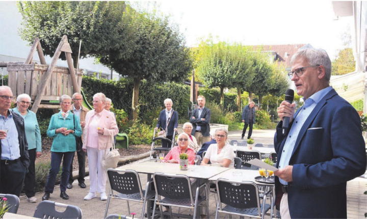 Gemeinderat Daniel Räber verglich das Wirken der Seniorinnen und Senioren mit dem Pflanzen von Setzlingen.