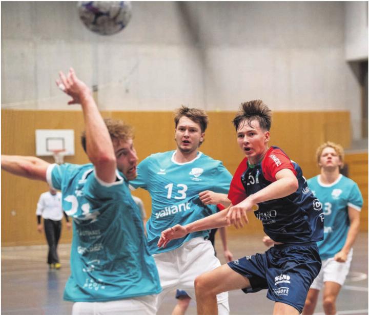 Fabian Rubi (dunkles Trikot) will mit der Freiämter Spielgemeinschaft den zweiten Sieg einfahren. Bild: sh