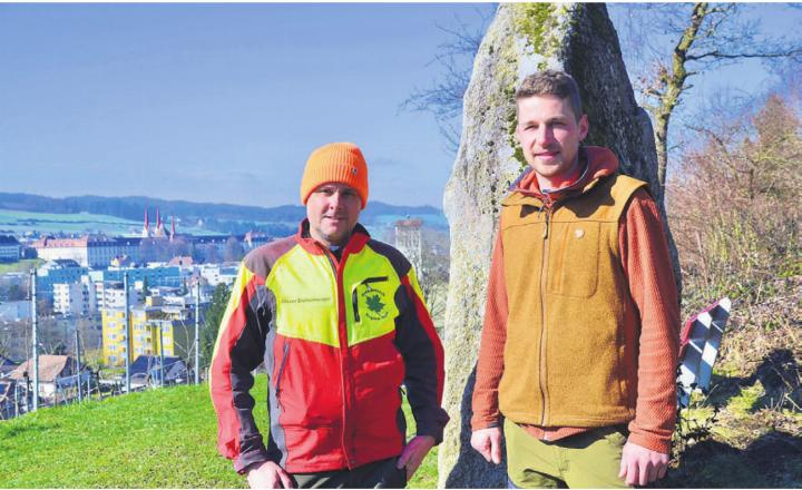 Revierförster Oliver Eichenberger (links) und Skulpturenweg-Planer Linus Staubli am Merzenstein, mit Blick aufs Kloster. Bilder: Thomas Stöckli / zg