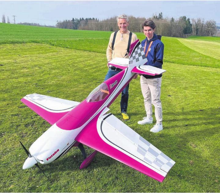 Anschliessend durfte er selber fliegen: Levin Zech aus Muri (rechts) bei einem der letzten Schulungsflüge. Bild: zg
