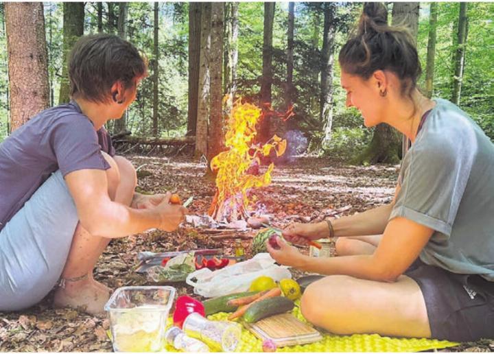 Jennifer Geissmann (rechts) ist diplomierte Sozial- und Erlebnispädagogin und nutzt die Natur als Lernraum. Bild: zg
