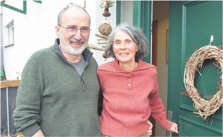 Hanni Käch entwickelte «I guete Händ» im Rahmen einer Projektarbeit. Nach dem erfolgreichen Start zog sie sich zurück. Heute im Pensionsalter engagiert sie sich wieder für die Gruppe. Ihr Ehemann Markus Käch ist eine von zwei Ansprechpersonen von «I guete Händ».
Bild: Roger Wetli Hanni Käch entwickelte «I guete Händ» im Rahmen einer Projektarbeit. Nach dem erfolgreichen Start zog sie sich zurück. Heute im Pensionsalter engagiert sie sich wieder für die Gruppe. Ihr Ehemann Markus Käch ist eine von zwei Ansprechpersonen von «I guete Händ».
Bild: Roger Wetli