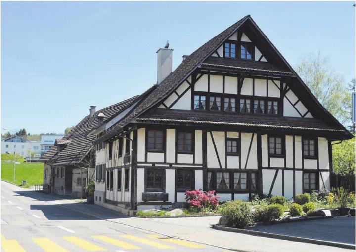 Das Riegelhaus an der Sennhüttenstrasse 1 bleibt bestehen – im Gebiet dahinter wird es in den nächsten Jahren einige bauliche Veränderungen geben.    Bild: Annemarie Keusch