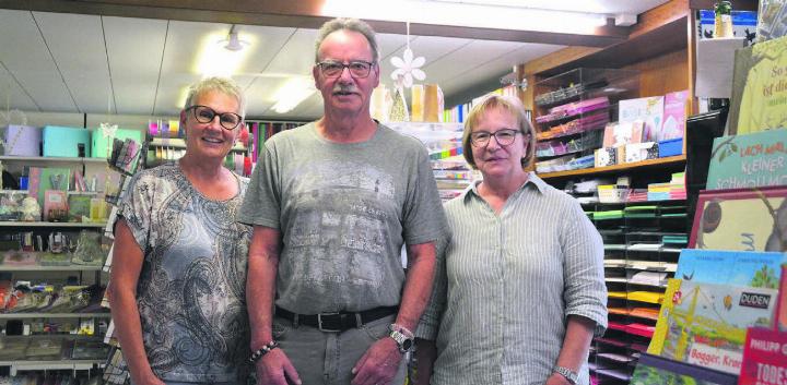 Beda Huber mit seinen langjährigen Mitarbeiterinnen Erika Marti (links) und Gaby Müller. Beide absolvierten schon ihre Lehre in der Papeterie. Bild: Annemarie Keusch