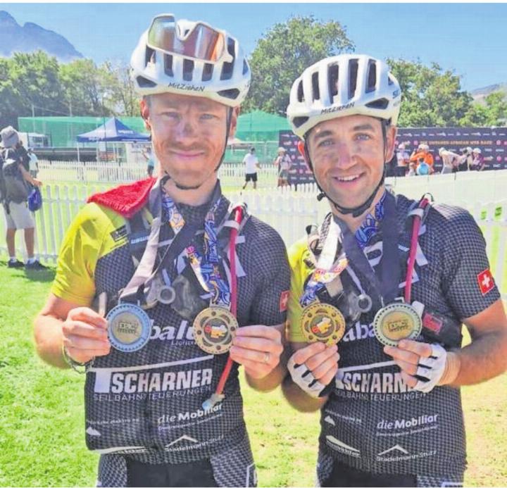 Sie sind Finisher am Cape Epic. Und da sie drei der vier grössten Mountainbike-Rennen absolviert haben, dürfen sie sich «Epic Legends» nennen: der Sarmenstorfer Stefan Horber (rechts) und Dominik Bürkli. Bild: zg