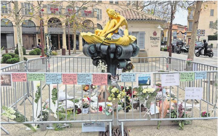 Jeden Tag wurden es mehr Blumen und Spruchbänder an der Statue Bardots im Zentrum von Saint-Tropez. Bilder: zg