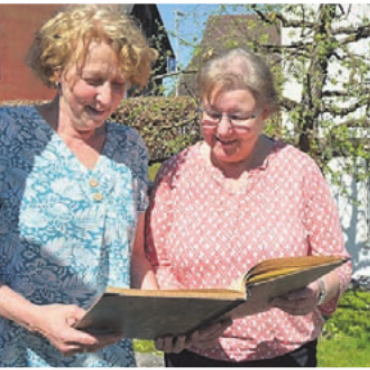 Mit buntem Ideen-Strauss - Irene Steinauer, li., und Monika Haller. Bild: ake