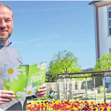 Einladung zum Geniessen - Das Programm steht, der Garten blüht. Organisator Dennis Lehmann blickt dem zweiten Frühlingsfest mit Freude entgegen. Bild: Thomas Stöckli