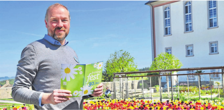 Das Programm steht, der Garten blüht. Organisator Dennis Lehmann blickt dem zweiten Frühlingsfest mit Freude entgegen. Bild: Thomas Stöckli