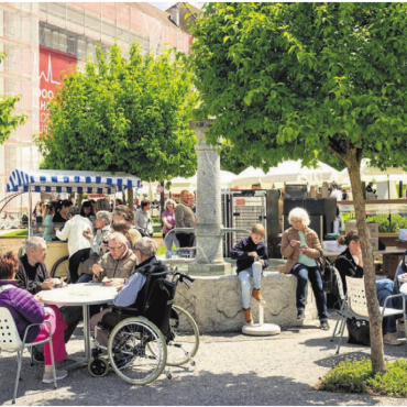 Einladung zum Geniessen - Generationenverbindende Sause: Das Frühlingsfest der Pflegi feierte letztes Jahr eine überzeugende Premiere. Bilder: Thomas Stöckli / Archiv