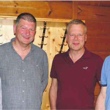 Wo ist was? - Die Protagonisten am Polit-Apro: (v. l.) Giovanni Romeo (Geschäftsleiter IBW Technik AG), Mario Räber (Gemeindeammann), Peter Ammann (Gemeinderat) und Thomas Lang (Gemeinderat). Bild: Richard Gähwiler