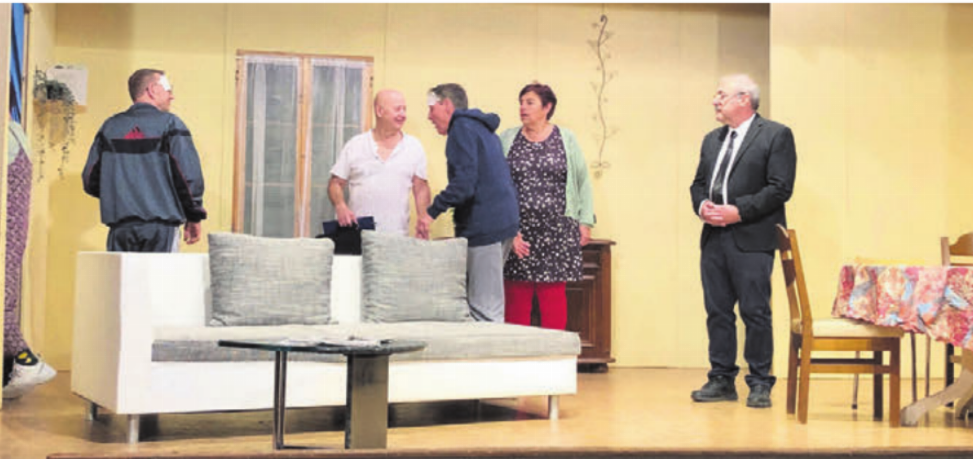 Wer hat die Hosen an auf dem Hof in Guggenbühl? Für gute Unterhaltung ist bei den Aufführungen jedenfalls gesorgt. Bild: zg - Das Bild wird blockiert. – Möglicherweise durch einen aktiven Adblocker.
