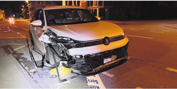 Das Auto des Unfallverursachers wurde durch die Kollisionen stark beschädigt. Bild: pz