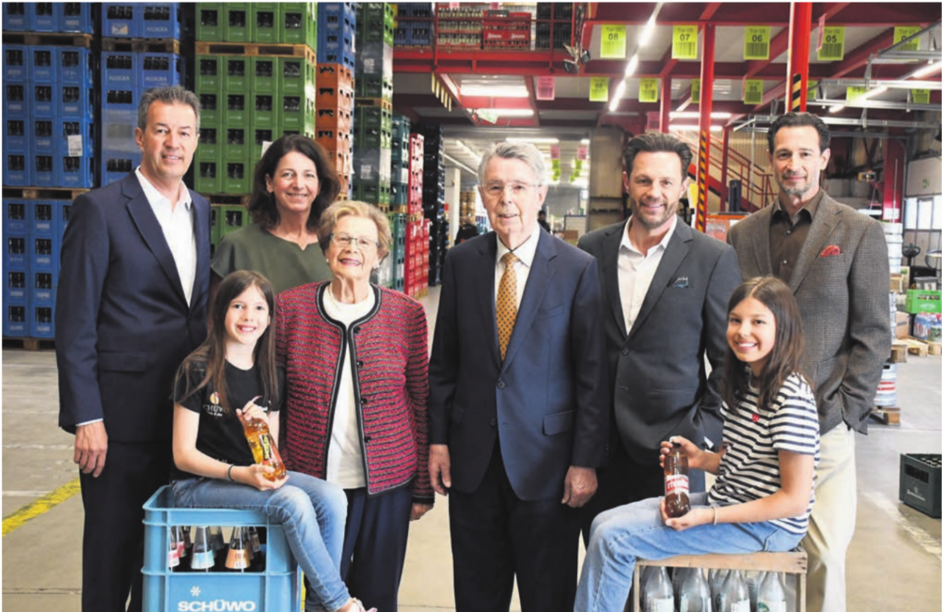 Die drei Generationen auf einem Bild vereint (v. l.): Urs Schürmann, Lidwina Weh, die ehemalige Geschäftsleitung mit Margrit und Peter Schürmann, Christoph und Adrian Schürmann. Sitzend die beiden Töchter von Urs Schürmann und Lidwina Weh. - Das Bild wird blockiert. – Möglicherweise durch einen aktiven Adblocker.