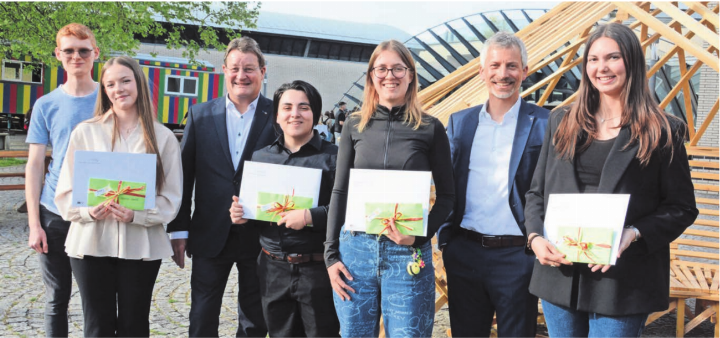 Lauter glückliche Gesichter (von links): Gilles Bärtschi (Anerkennungspreis), Elmina Brenoli (2. Rang), Max Knoblauch (Präsident Rotary Freiamt), Jasmine Cerqua (3. Rang), Celine Melloni (1. Rang), Matthias Angst (Rektor Kantonsschule) und Angelina Franjic (Anerkennungspreis). Bilder: Chregi Hansen
