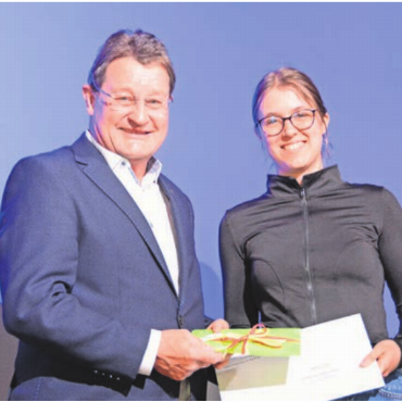 Ganz viel Frauenpower - Zum 20. Mal zeichnete Rotary Freiamt die besten Maturarbeiten aus. Präsident Max Knoblauch übergibt das Siegercouvert an Celine Melloni.