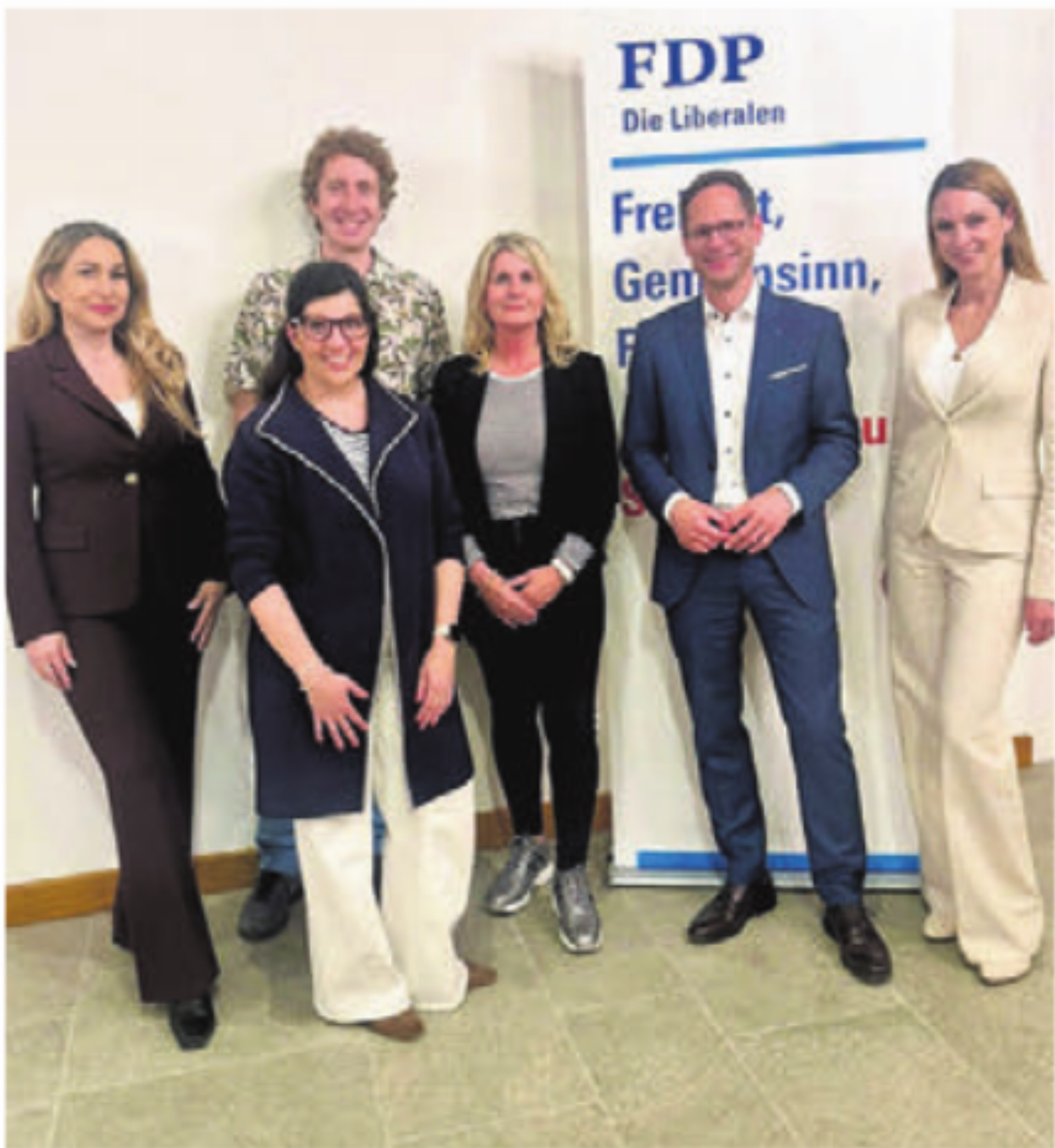 Der Vorstand FDP Bezirk Bremgarten (v.l.): Aferdita Sokolaj (Fiko-Bremgarten), Jérome Tellenbach (Jungfreisinn), Susan Diethelm (Präsidentin), Karin Bochicchio-Stutz (Bezirksrichterin), Silvan Hilfiker (Grossrat), Jenny Gerber (Vizeammann O-L.). - Das Bild wird blockiert. – Möglicherweise durch einen aktiven Adblocker.