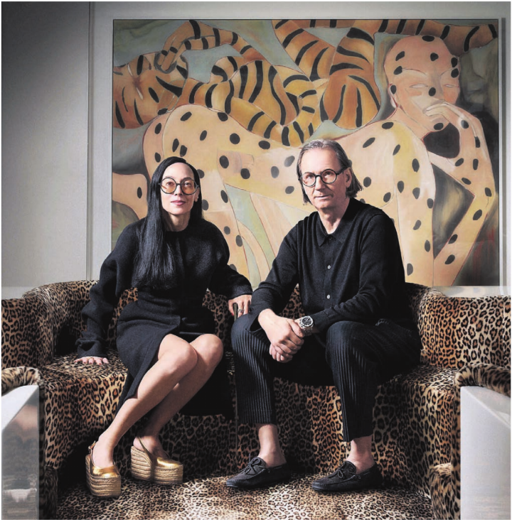 Natürlich auch stilvoll eingerichtet: Tanja Fischbach und ihr Mann Christoph Aberegg in ihrem Zuhause in Zufikon. Bild: Alex Linge
