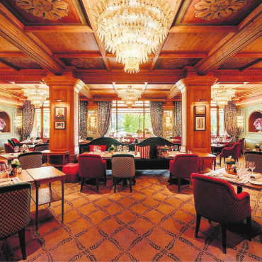 Wie im Märchenschloss - Das Herzstück des Gstaad Palace wurde neu gestaltet: das Le Grand Restaurant. Bild: Melanie Uhkötter