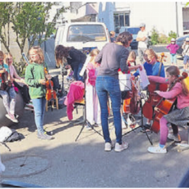 Für Frühlingsgefühle gesorgt - Sie liessen sich auch vom Sonnenschein und Wind nicht stören.    Bild: vaw