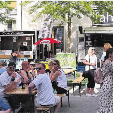 Für Frühlingsgefühle gesorgt - Besuchende geniessen das Wetter bei gutem Essen und einem Bier. Bilder: abi
