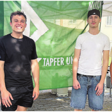 Für Frühlingsgefühle gesorgt - Ramon Rey (links) vertritt die Jungwacht Muri.