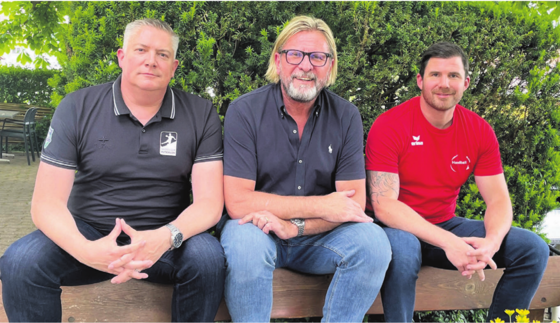 Pitsch Müller (links) und Andreas Stierli (rechts) haben die SG Wohlen Mutschellen in die Wege geleitet, die jetzt den Aufstieg in die 1. Liga feiern konnte. Trainer Alex Milosevic (Mitte) sagt: «Die Spieler und ich haben am Ende ‹nur ausgeführt›.» Bild: Archiv/jl - Das Bild wird blockiert. – Möglicherweise durch einen aktiven Adblocker.