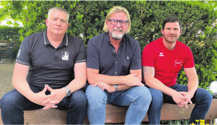 Pitsch Müller (links) und Andreas Stierli (rechts) haben die SG Wohlen Mutschellen in die Wege geleitet, die jetzt den Aufstieg in die 1. Liga feiern konnte. Trainer Alex Milosevic (Mitte) sagt: «Die Spieler und ich haben am Ende ‹nur ausgeführt›.» Bild: Archiv/jl