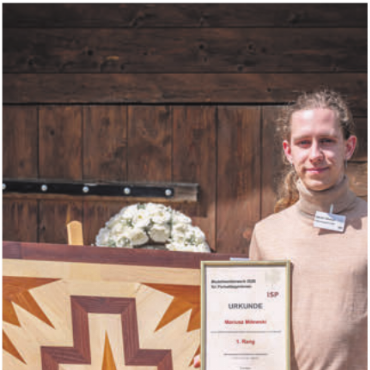 Bester angehender Bodenleger - Mariusz Milewski wurde für sein Parkett-Muster ausgezeichnet.    Bild: zg