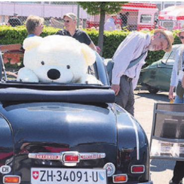 Kleine Flitzer – ganz gross - Trotz der engen Platzverhältnisse, der grosse Teddy muss mit zum Treffen.