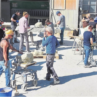 Eigenes Vogelbecken kreiert - Mit grosser Motivation machten sich die Teilnehmer und Teilnehmerinnen an die für sie ungewohnte Arbeit im Steinbruch.    Bild: zg