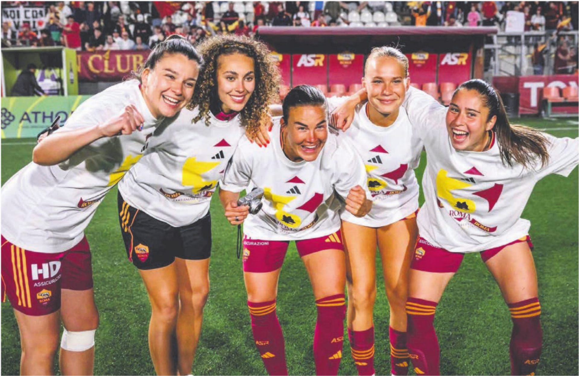 Alayah Pilgrim (Zweite von links) feiert am Sonntagabend mit ihren Teamkolleginnen der AS Rom Frauen den Meistertitel in der italienischen Serie A. - Das Bild wird blockiert. – Möglicherweise durch einen aktiven Adblocker.