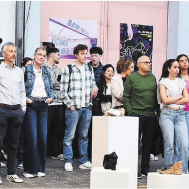 Ein Dialog zwischen Hand und Werk - Zahlreiche Besucher sind beeindruckt vom künstlerischen Schaffen der Abschlussklassen. Im Vordergrund: Schuhe, die Geschichten erzählen. Bilder: Monica Rast