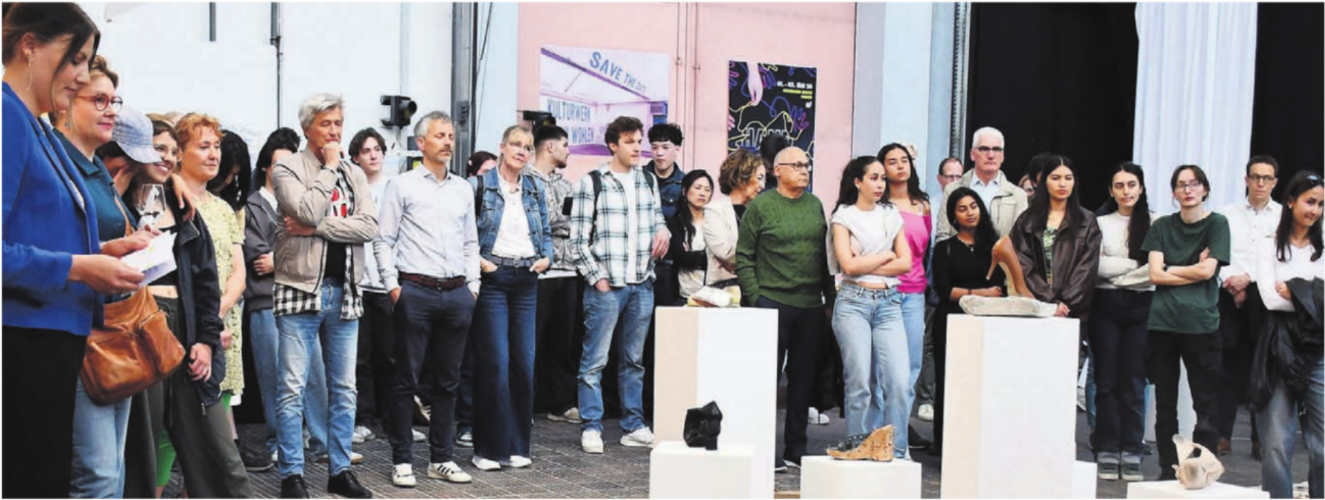 Zahlreiche Besucher sind beeindruckt vom künstlerischen Schaffen der Abschlussklassen. Im Vordergrund: Schuhe, die Geschichten erzählen. Bilder: Monica Rast - Das Bild wird blockiert. – Möglicherweise durch einen aktiven Adblocker.