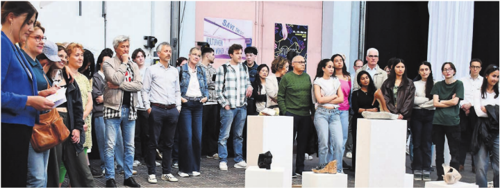 Zahlreiche Besucher sind beeindruckt vom künstlerischen Schaffen der Abschlussklassen. Im Vordergrund: Schuhe, die Geschichten erzählen. Bilder: Monica Rast