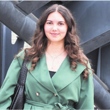 Spuren in der Gesellschaft gefolgt - Auch nach der Abgabe der Arbeit und dem Ende des Wettbewerbs ist Angelina Franjic noch ganz im Thema drin. Sie sagt: «Ich könnte noch weiterschreiben.» Bild: Verena Anna Wigger