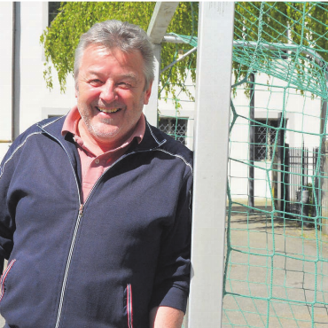 Mit ganz viel Akribie - Fussball ist eine von Jörg Weiss’ grossen Leidenschaften. Seit Anfang Jahr gehört er dem Gemeinderat an. Bild: Annemarie Keusch