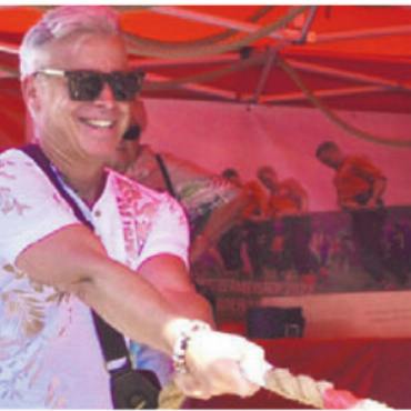 Strassenfest mit lokaler Vielfalt - OK-Co-Präsident Pius Vogel packt an. Bild: tst