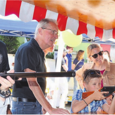 Strassenfest mit lokaler Vielfalt - Die Sportschützen haben zu ihrem 100-Jahr-Jubiläum einen Chilbi-Schiessstand aufgetrieben.