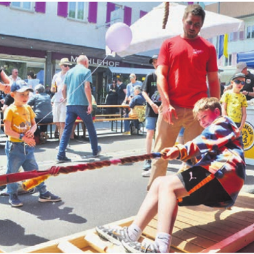 Strassenfest mit lokaler Vielfalt - Der Seilziehclub bietet am Einzelbock Gelegenheit, Kräfte zu messen.