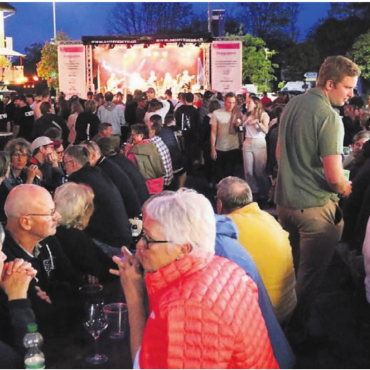 Strassenfest mit lokaler Vielfalt - Am Abend kommt bei «Seis uf de Bei» erst richtig Dorffest-Stimmung auf. Bilder: Thomas Stöckli / ci